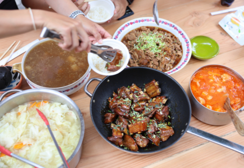 台灣的膳食公寓廚師展現卓越廚藝，吸引眾多食客，特別是丼飯和排骨酥湯受到廣泛喜愛